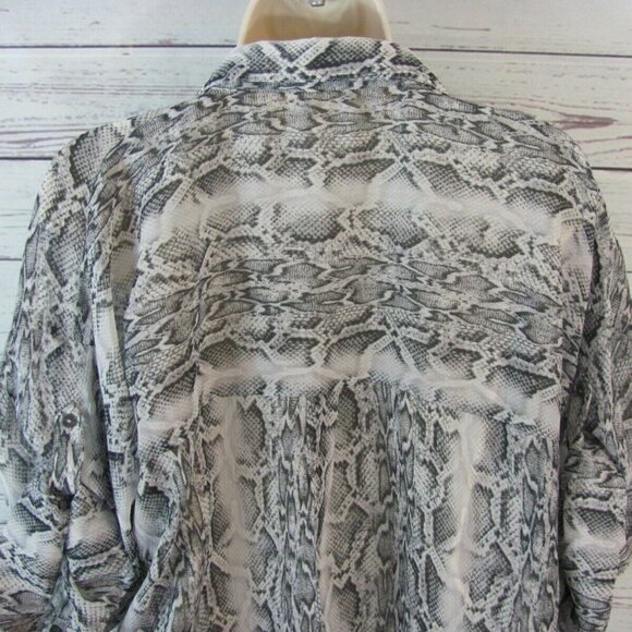Women’s Love Stitch Blouse Button Down Size Large Grey Snakeskin Print NWT - Picture 4 of 12
